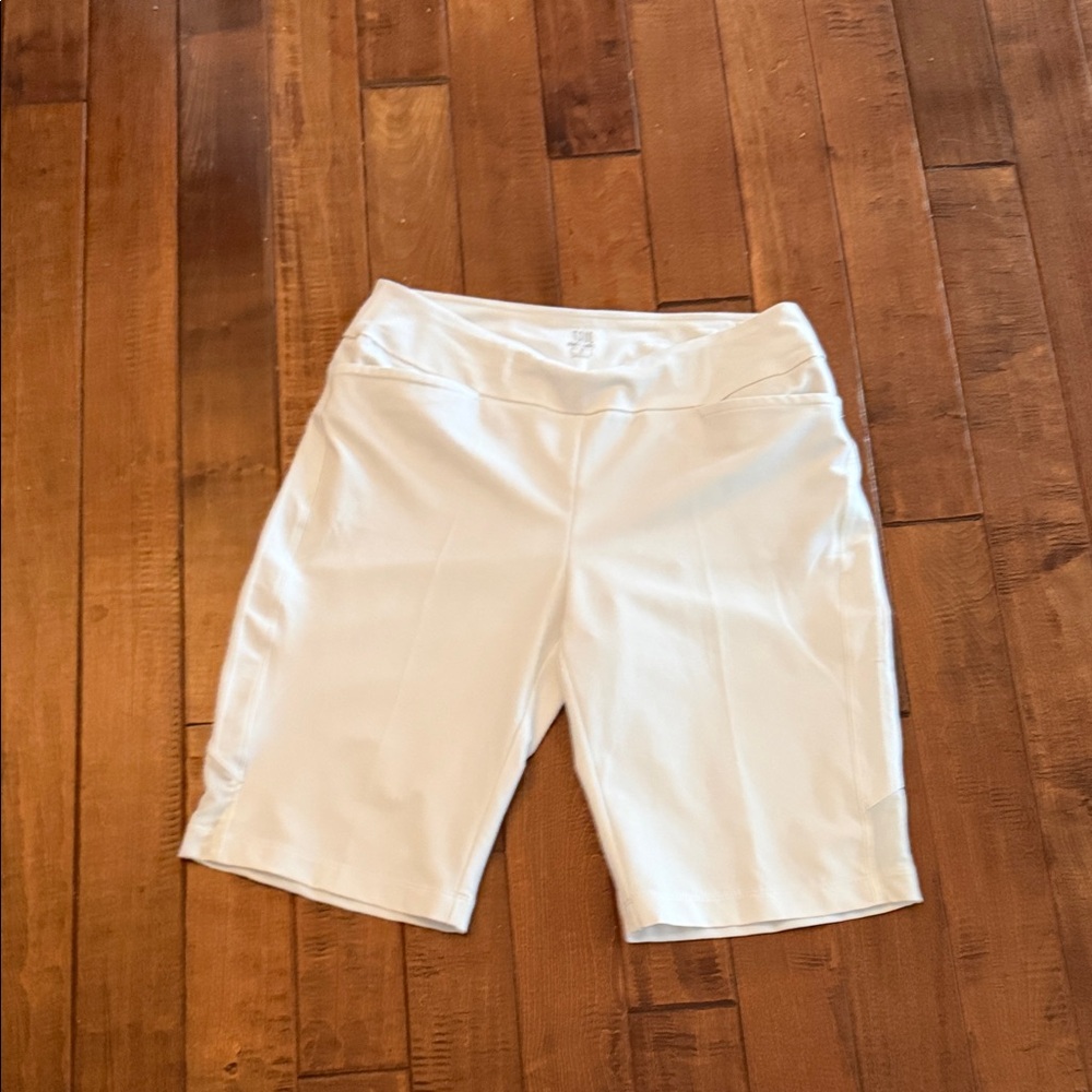 Brand new sz 8 Women’s White golf shorts